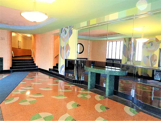 Sold by Thomas Lipovetsky, LREB | media 33