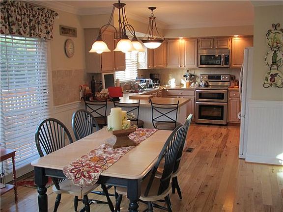 Breakfast Room to Kitchen