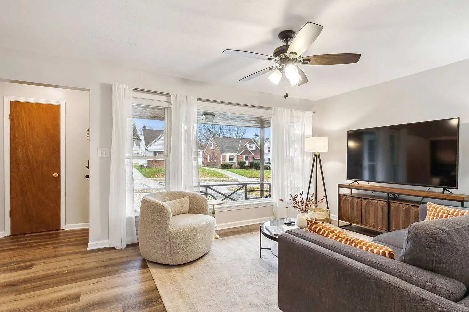 4 bed, 2.0 bath, 2109 sqft, $3,824 — Photo 2