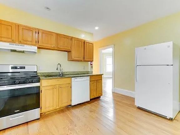 5th image of 8 Ridgewood St #1
