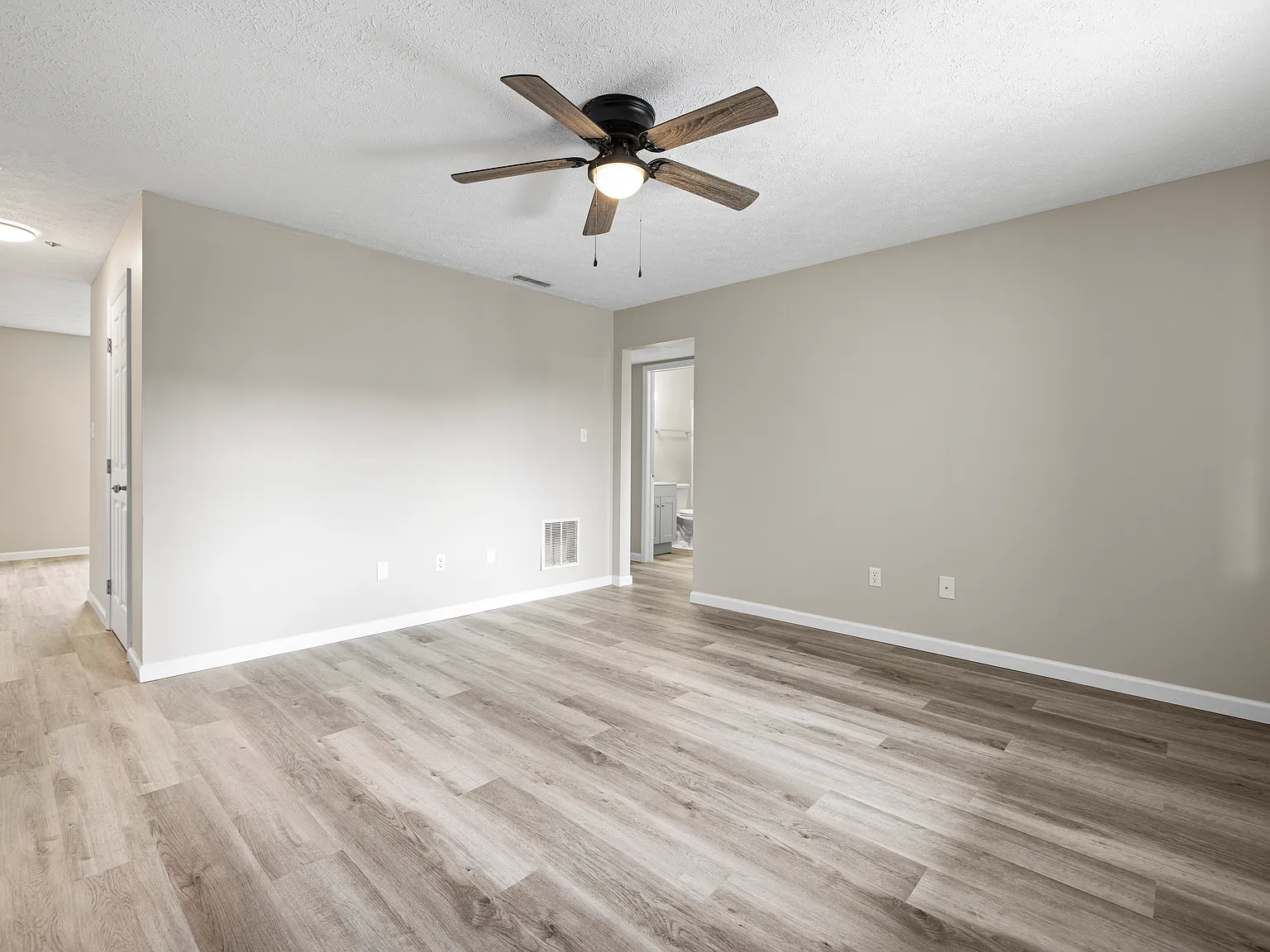 2 bed, 1100 sqft, $1,550 — Photo 4