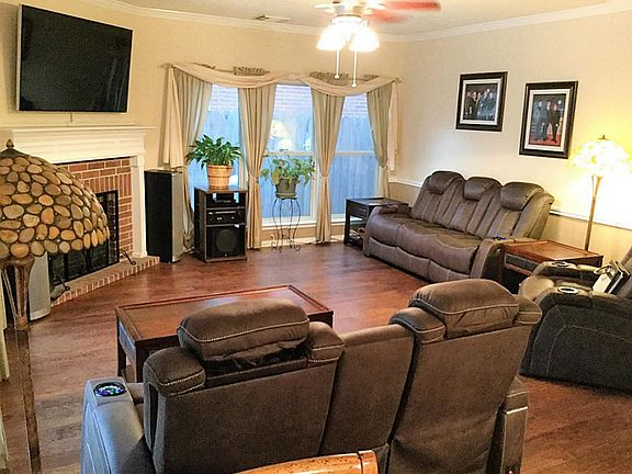 4th image of 1109 Hidden Oaks Dr