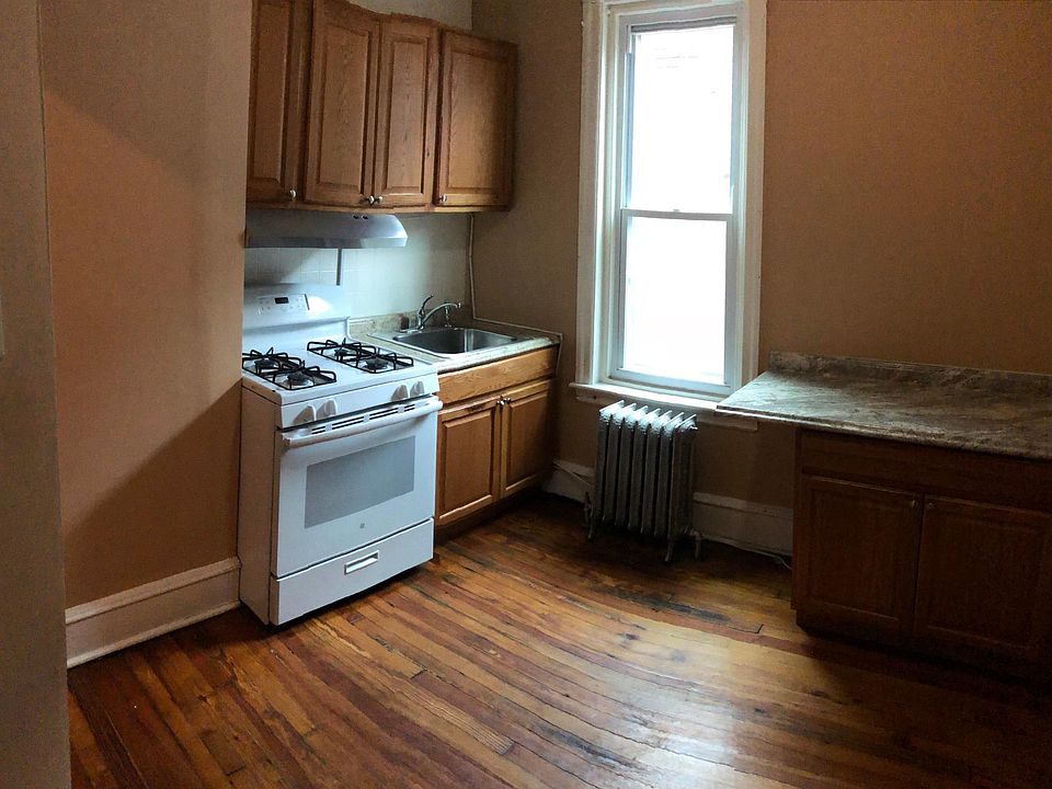 2nd image of 5613 N Mascher St