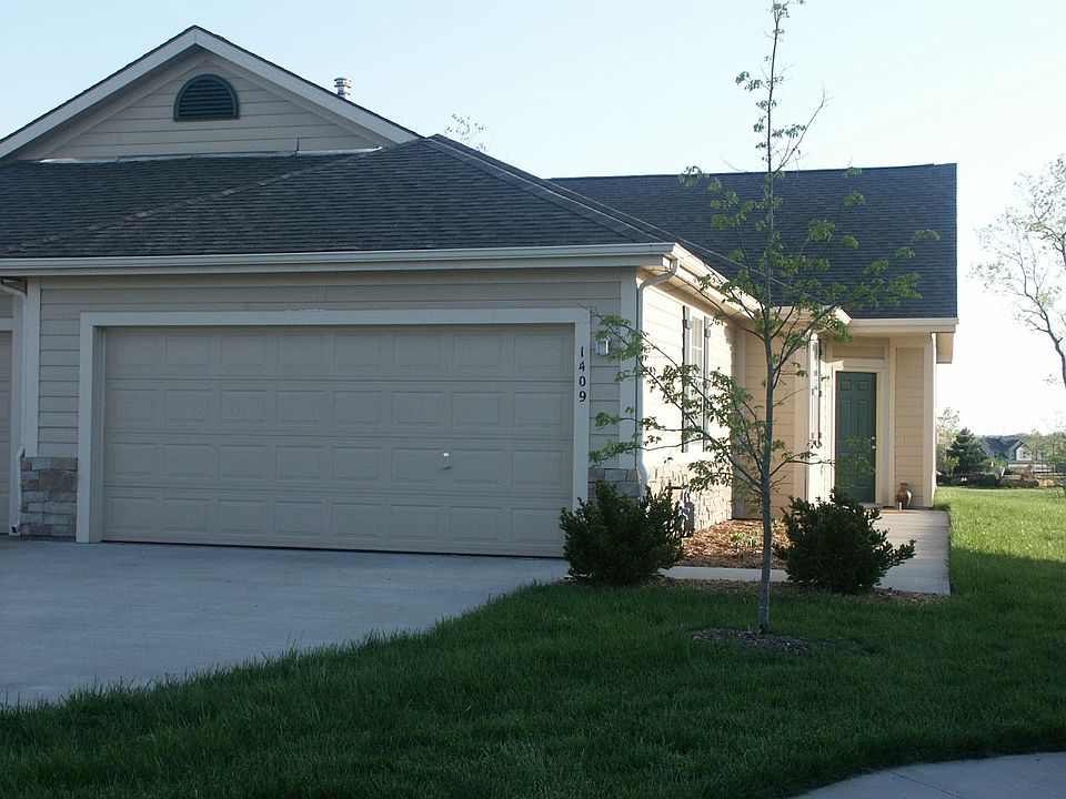 Adorable duplex on quiet cul-de-sac