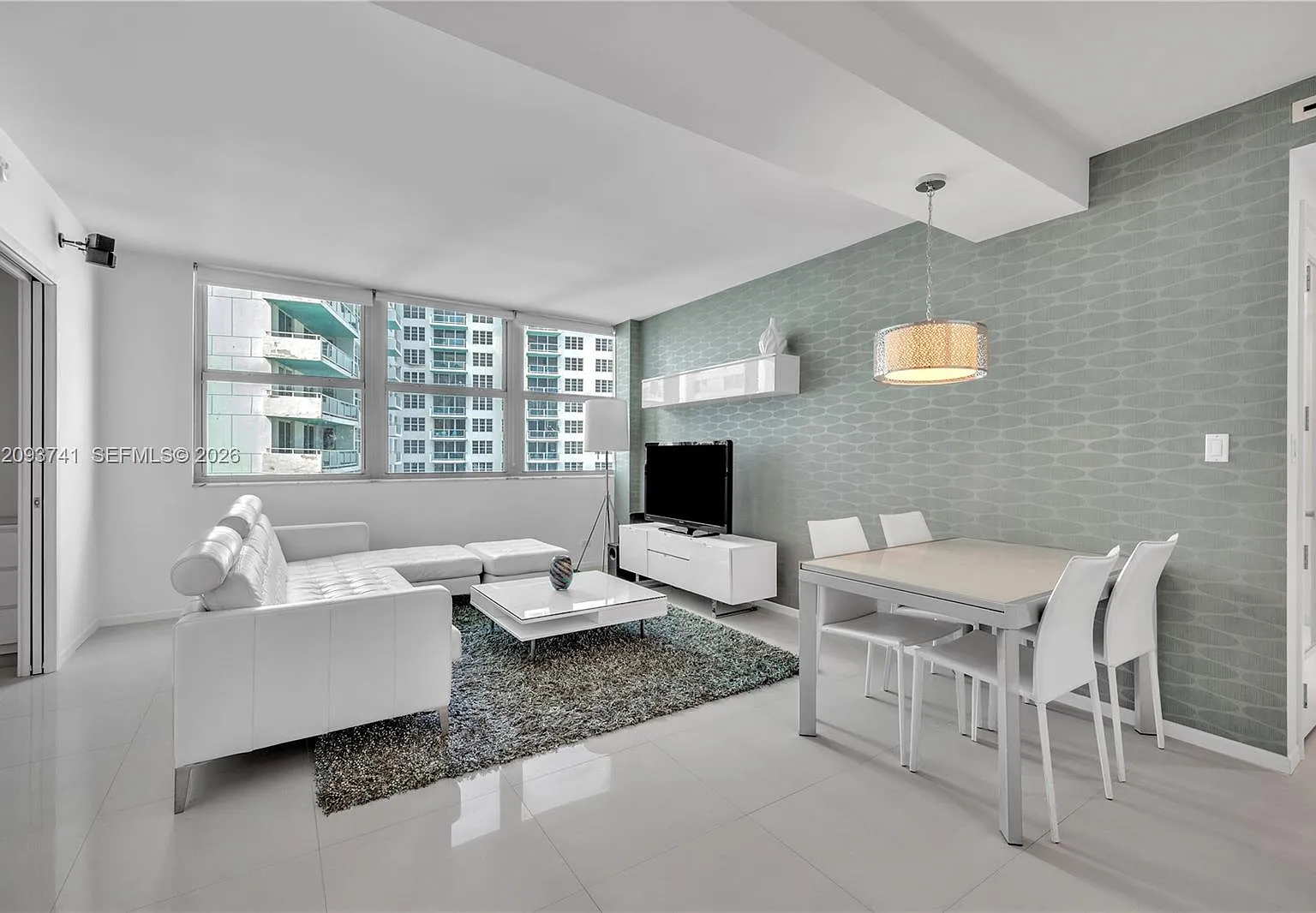 Crystal House Condo — Photo 2