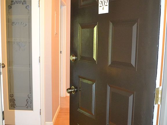 3rd image of 10522 NE 32nd Pl APT J202