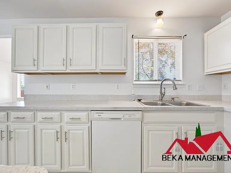 1100 Wildwood Ln — Photo 2