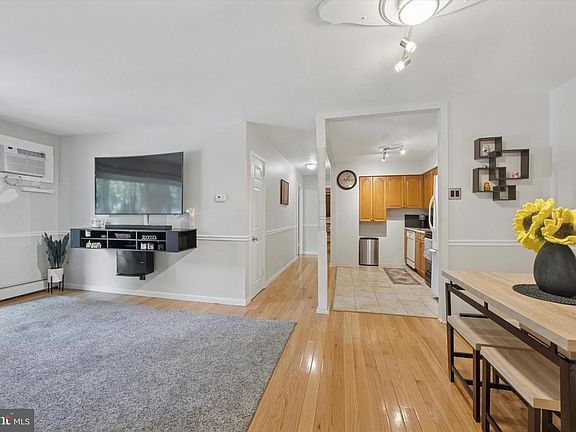 3rd image of 302 River Rd APT D8