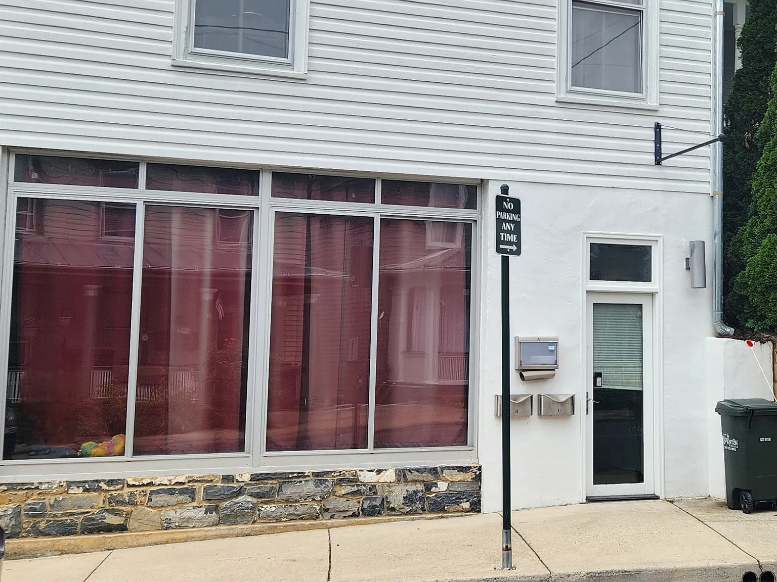 935 W Beverley St — Photo 1