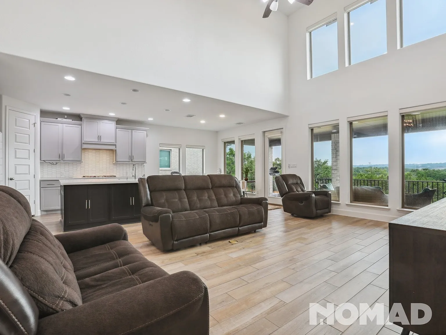 4 bed, 2561 sqft, $2,950 — Photo 3