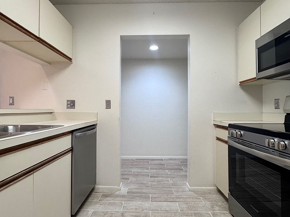 Kitchen w/ BRAND NEW stainless steel appliance package w/ pantry!