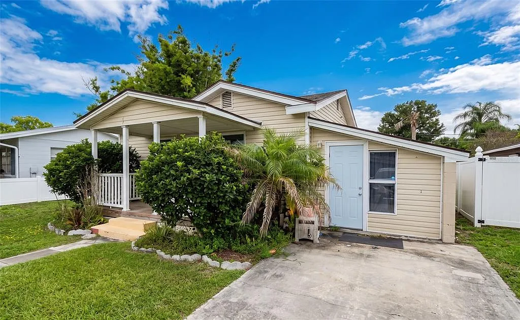 3 bed, 2.0 bath, 1038 sqft, $2,350 — Photo 2