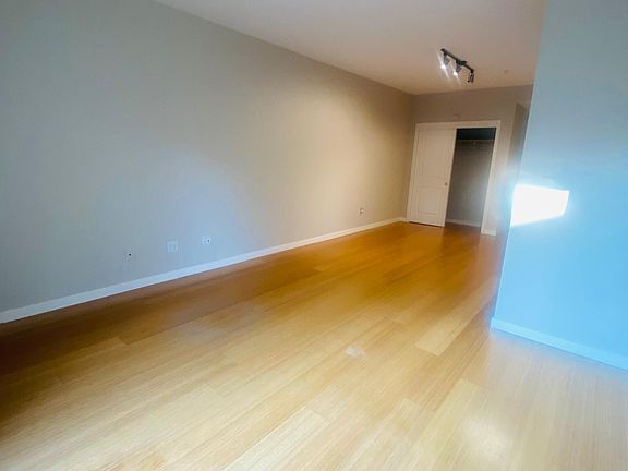 4th image of 660 King St Unit 464