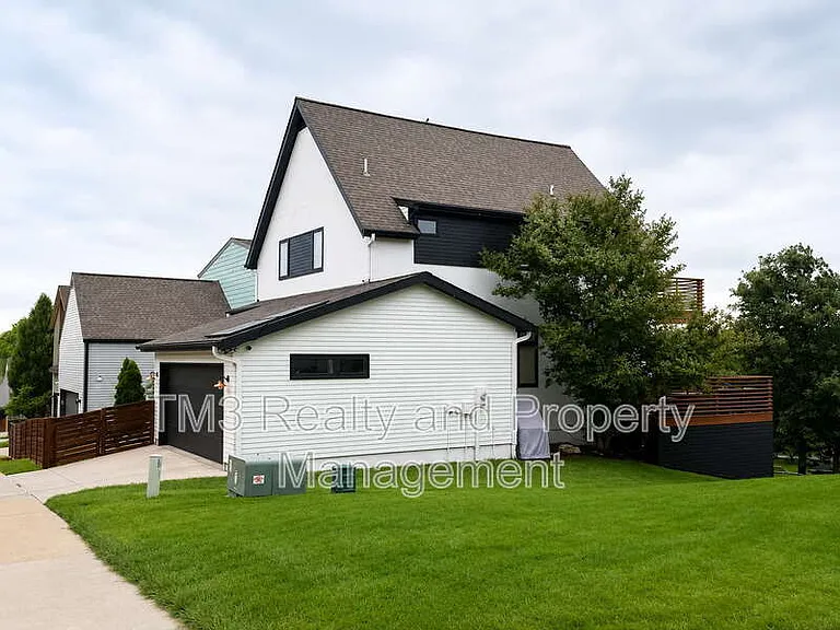 2436 Forest Ave — Photo 4