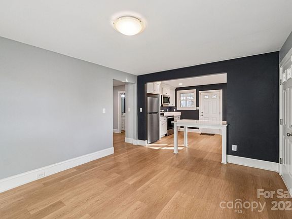 5th image of 611 Sumner St