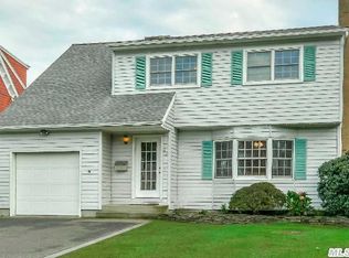 22 Rogers St, Blue Point, NY 11715