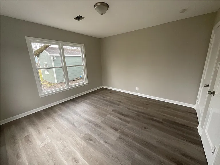 302 S 5th St — Photo 14
