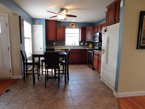 4th image of 109 N Rosewood Ct