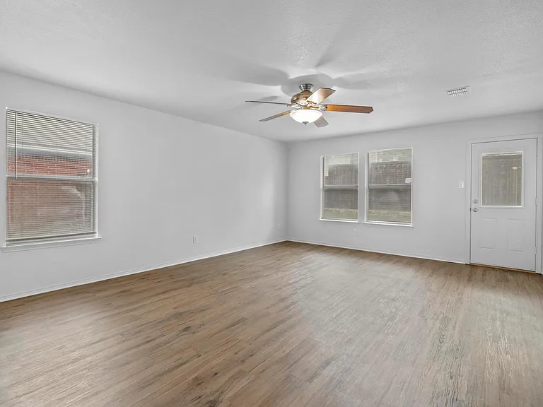 2205 Lookout Ln — Photo 6