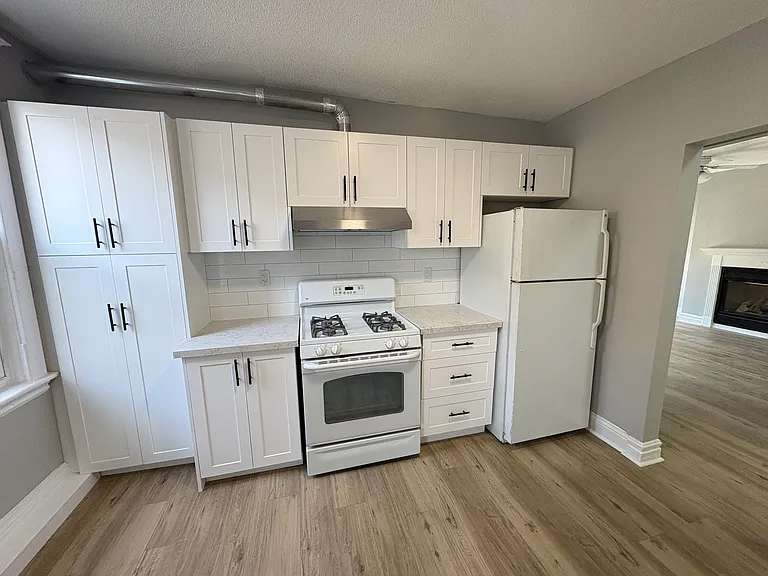144 Locke St S #5 — Photo 1