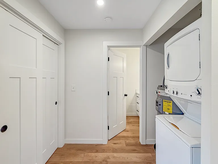 Washer and dryer included. Big linnen closet!