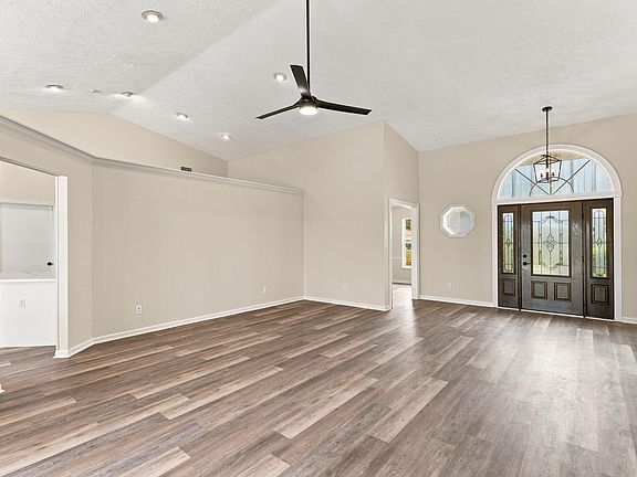 5th image of 165 SW Hawthorne Circle