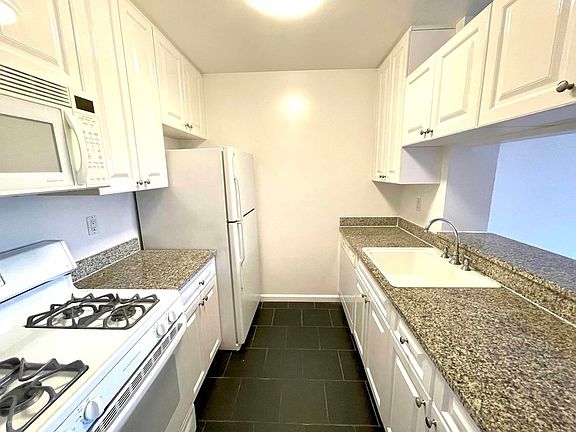 5th image of 350 W 43rd St APT 6E