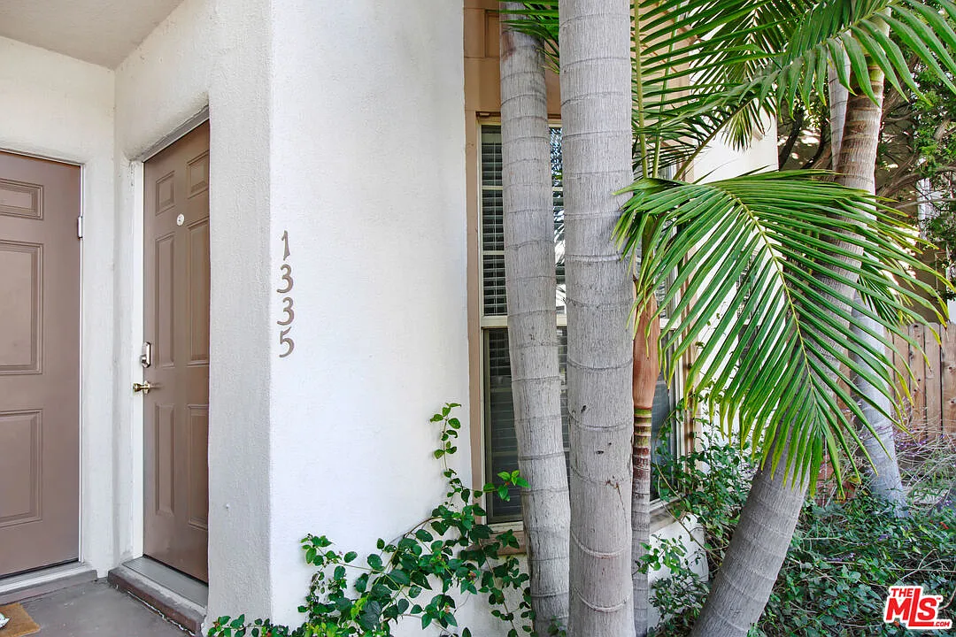 Building Photo - 1335 Roxbury Dr