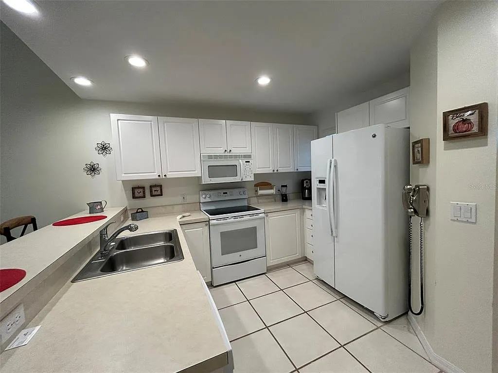 2 bed, 2.0 bath, 1117 sqft, $4,000 — Photo 3