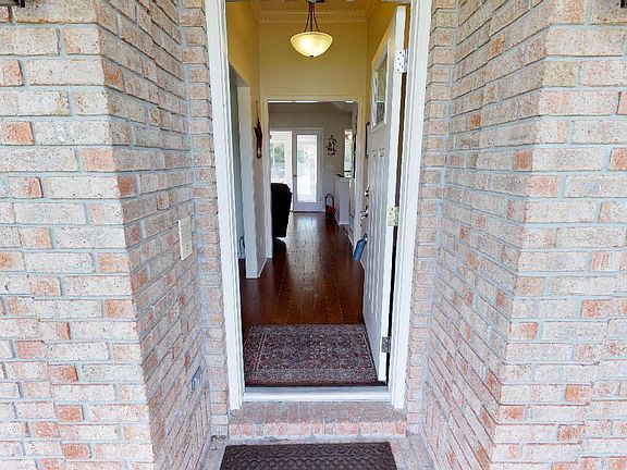 4th image of 933 Lakeridge Dr