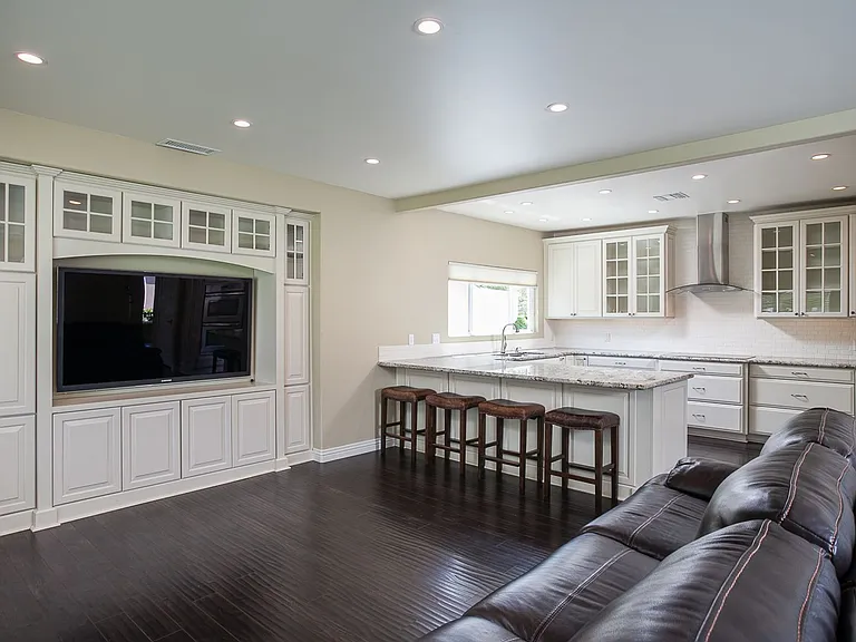 1044 E Palmyra Ave — Photo 5