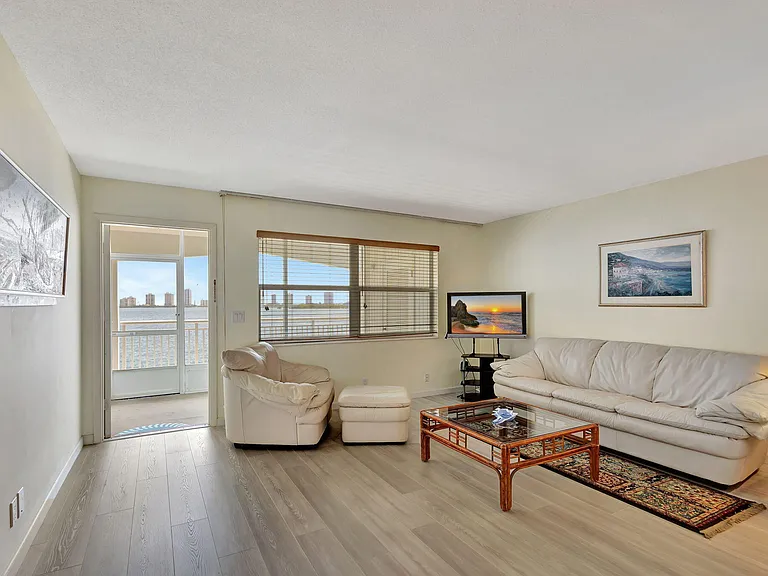 100 Shore Ct #210 — Photo 9