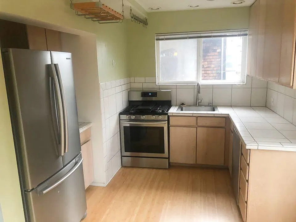 Large, well equipped kitchen, newer appliances.