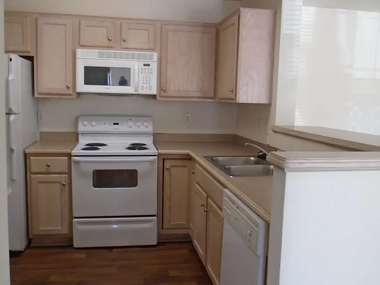 913 Westridge Dr #16 — Photo 3