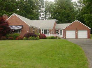 16 Fairwood Farms Dr, West Hartford, CT 06107