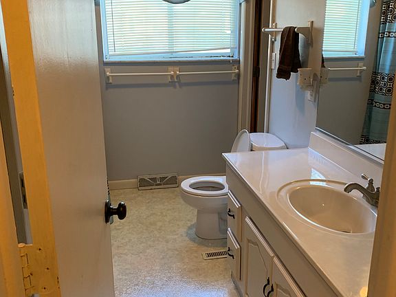 5th image of 303 Lucas Dr