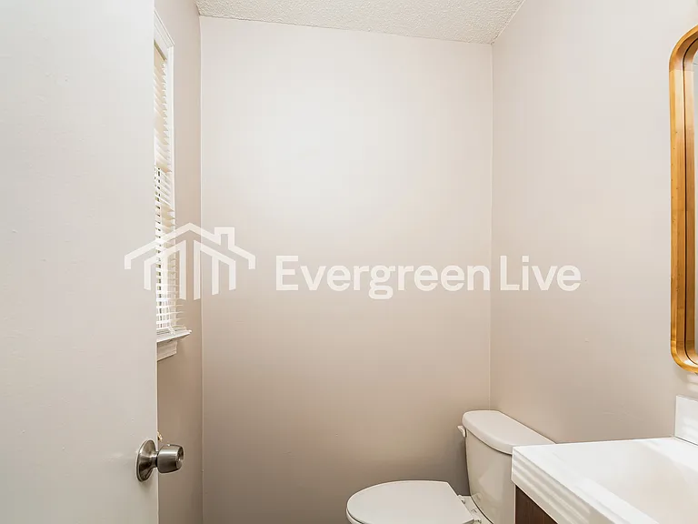 2716 Shaftsbury St — Photo 4