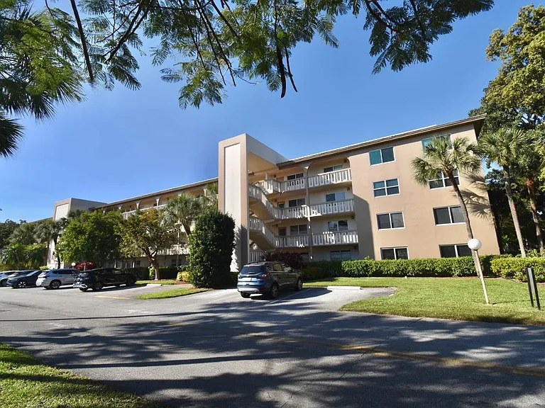 4301 Martinique Cir #K1 — Photo 1