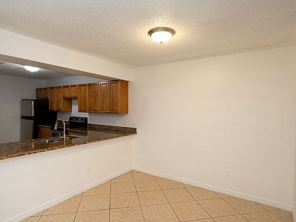 3rd image of 640 Kenwick 104 Cir #104