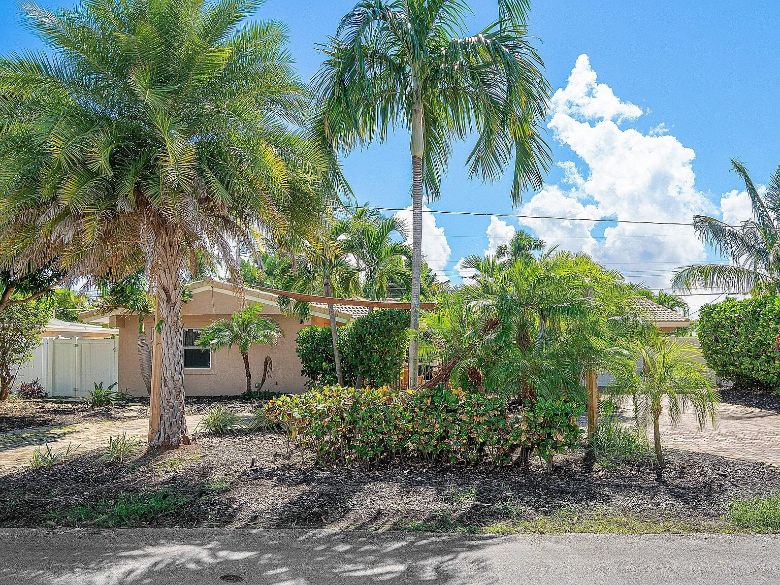 3 bed, 3.0 bath, 1840 sqft, $12,500 — Photo 2