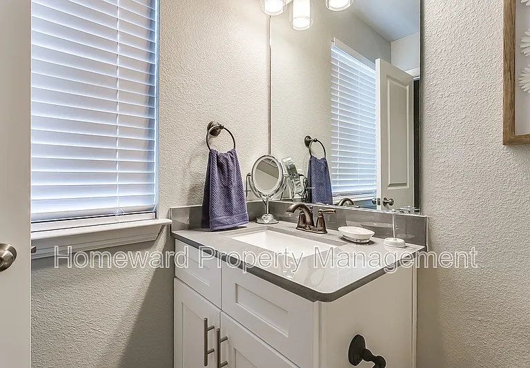 825 Juno Ln — Photo 40