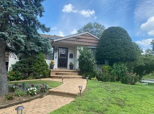 Aintree Rd, Westbury, NY 11590