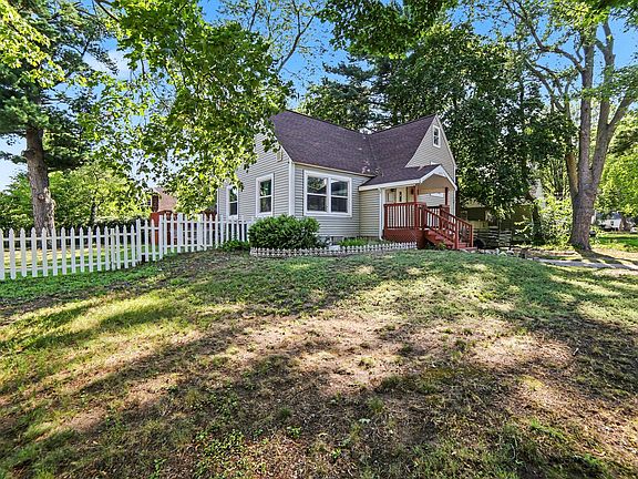 4th image of 1095 Roosevelt Ct