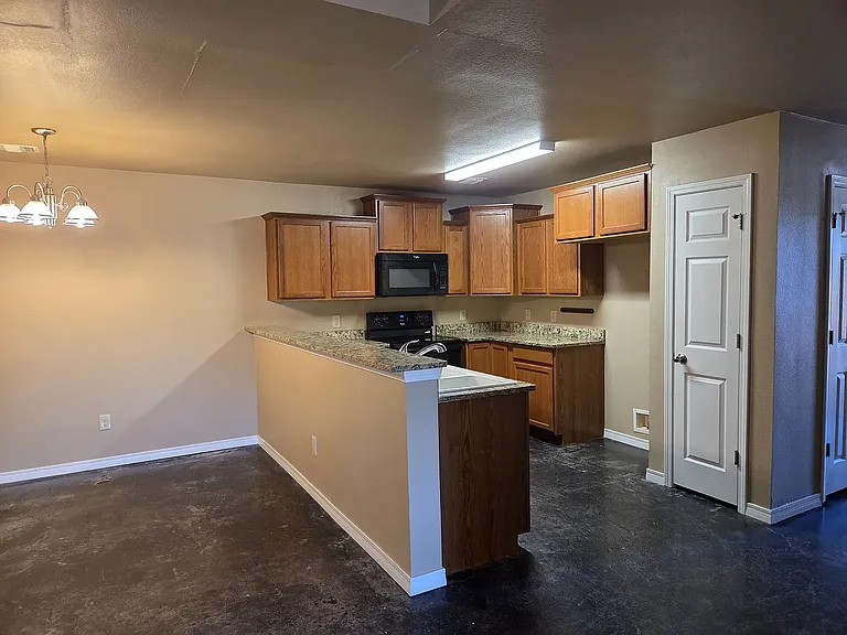 2700 2715 Steves Way — Photo 12