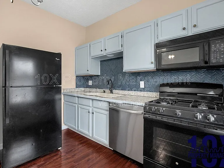 1652 Summit St #A — Photo 10