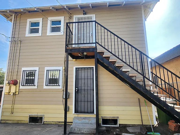 211 E Gage Ave — Photo 3