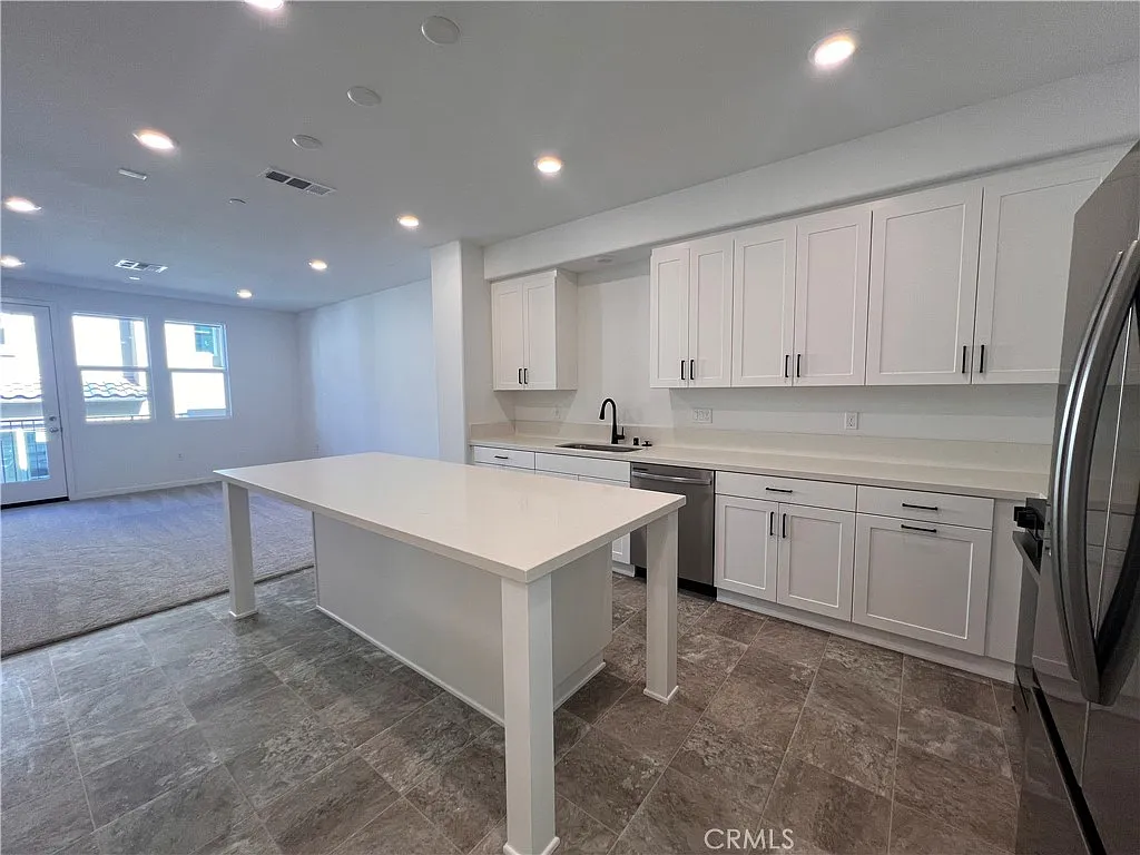 3 bed, 3.5 bath, 1603 sqft, $3,700 — Photo 2