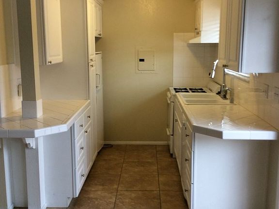 4th image of 927 S Bruce St APT 3