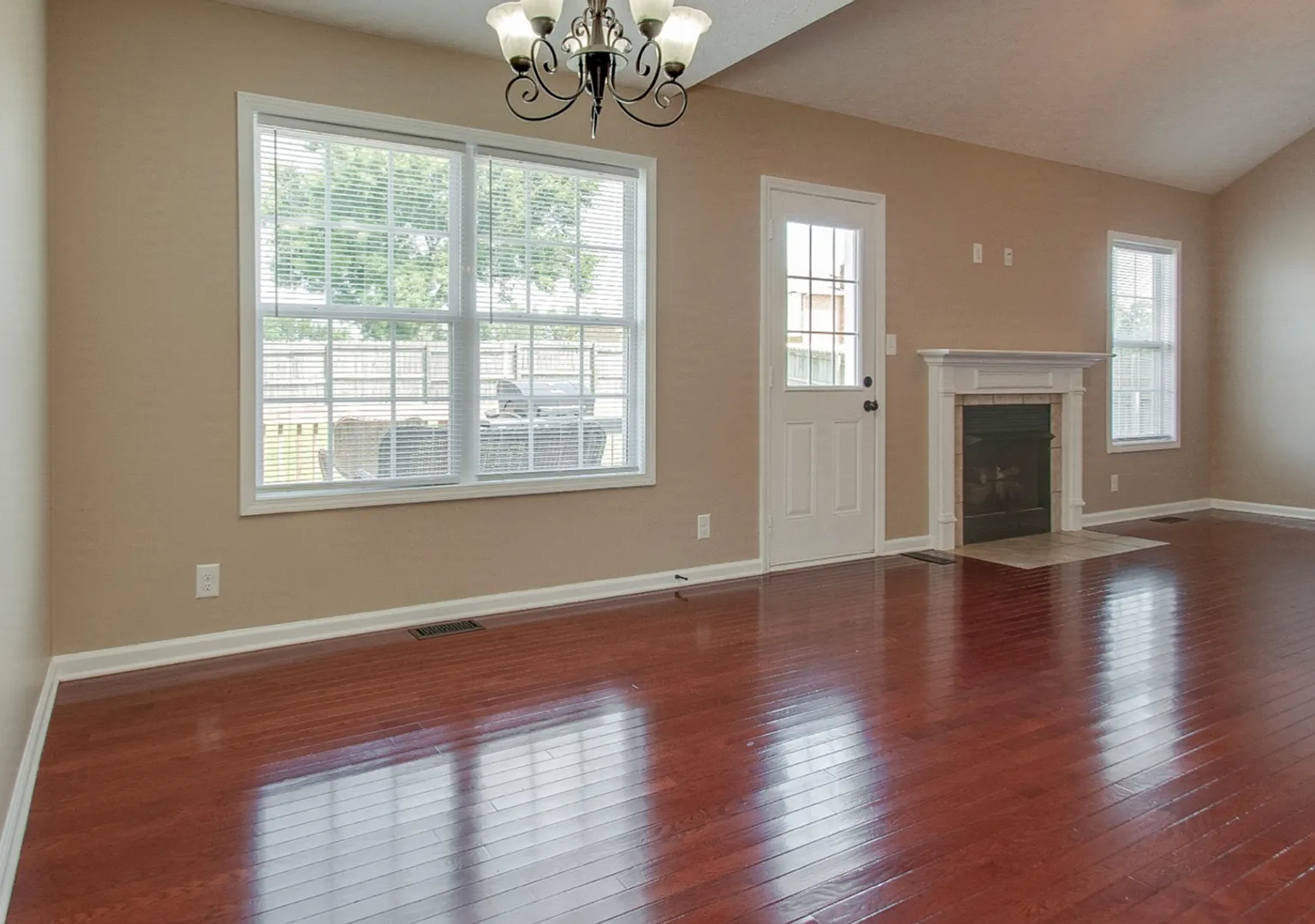1351 Whitt Ln - Two Weeks Free w/ Same Day Move In — Photo 2