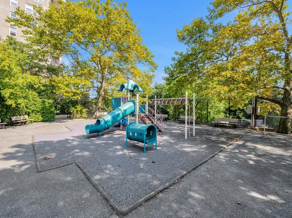 555 Kappock Street image 17 of 17